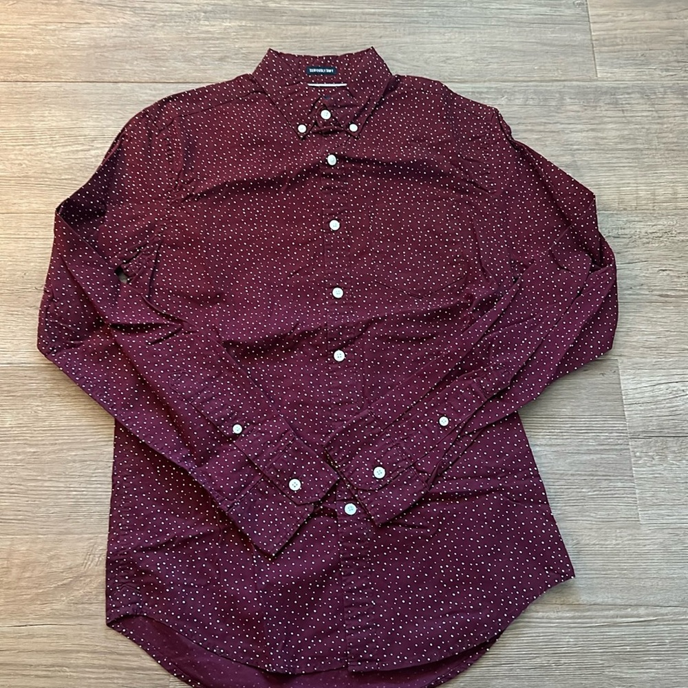 Men’s button down maroon shirt with white speckles